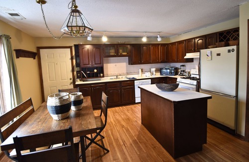 Ludlow Hotel | Timber Inn Motel: Pet-Friendly Stay with Spa and Breakfast