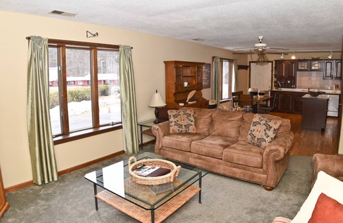 Ludlow Hotel | Timber Inn Motel: Pet-Friendly Stay with Spa and Breakfast