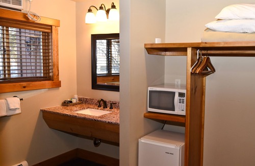 Ludlow Hotel | Timber Inn Motel: Pet-Friendly Stay with Spa and Breakfast
