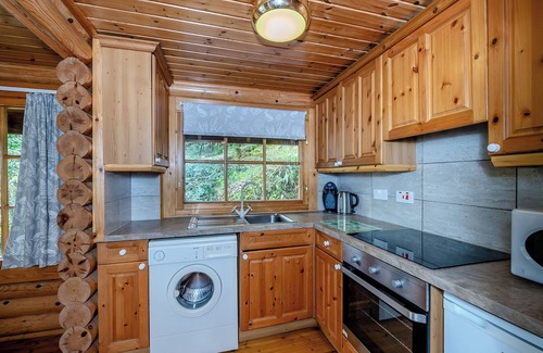 Westleigh Ski Chalet | Timber Lodge with Breathtaking Lake Views and Spa Amenities