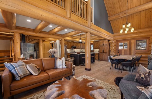 Estes Park Cabin | Timber Rest Lodge: Premier 5-Bedroom Cabin with Hot Tub