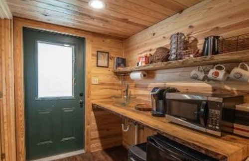 Letohatchee Cabin | Cozy Timber Retreat: Rustic Tree House Getaway with Breakfast