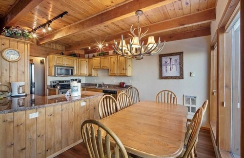 Mammoth Lakes Condo | Timber Ridge #19: Pet-Friendly with Amazing Views & Pool