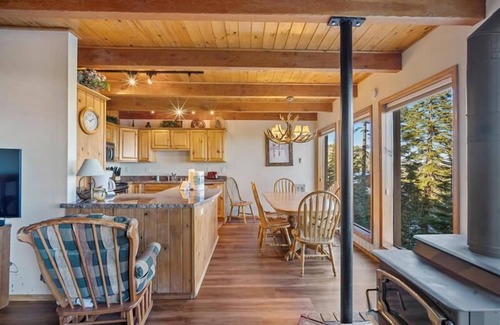 Mammoth Lakes Condo | Timber Ridge #19: Pet-Friendly with Amazing Views & Pool