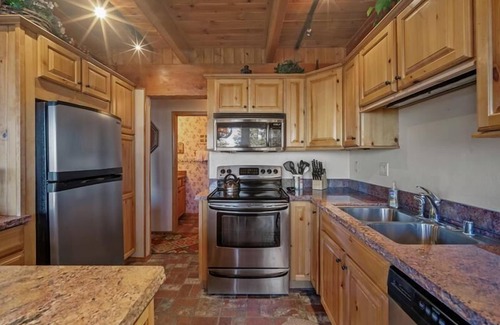 Mammoth Lakes Condo | Timber Ridge #19: Pet-Friendly with Amazing Views & Pool