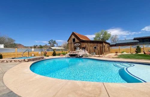 Kanab House | Elegant Timber & Tin: 2Bed with Pool & Rooftop View