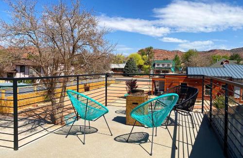 Kanab House | Elegant Timber & Tin: 2Bed with Pool & Rooftop View