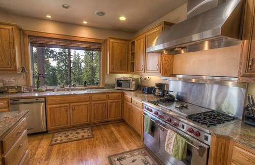 Kingswood Estates House | Relaxing Timber View Lodge: Family-Friendly Getaway