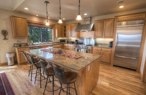 Kingswood Estates House | Relaxing Timber View Lodge: Family-Friendly Getaway
