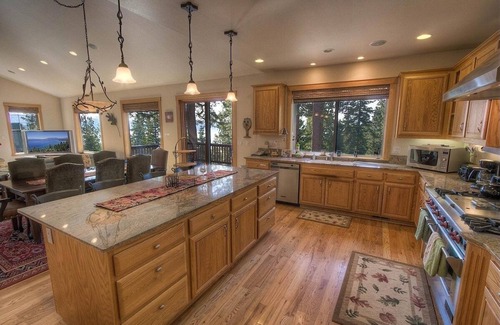 Kingswood Estates House | Relaxing Timber View Lodge: Family-Friendly Getaway