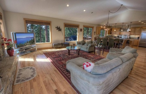 Kingswood Estates House | Relaxing Timber View Lodge: Family-Friendly Getaway