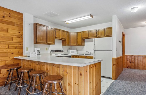 Park Rapids Condo | Tranquil Lakeside Villa #17 with Pool and Spa Amenities