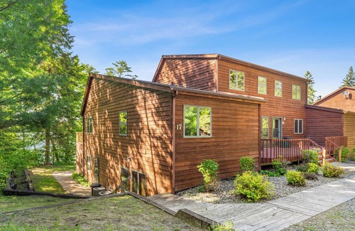 Park Rapids Condo | Tranquil Lakeside Villa #17 with Pool and Spa Amenities