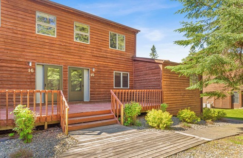 Park Rapids Condo | Elegant Lakeside Villa #15: 4BR Retreat with Pool & Spa
