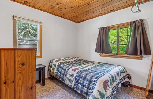 Park Rapids House | Cozy Cabin #10 with Pool and Spa near Bear's Den Golf