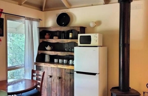 Kalimna Ski Chalet | TimberLoo Cottage (1 Queen Bed) SPA & Wood Stove