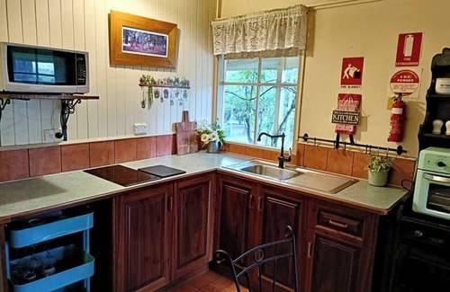 Kalimna House | TimberLoo Cottage (1 Queen Bed) SPA & Wood Stove