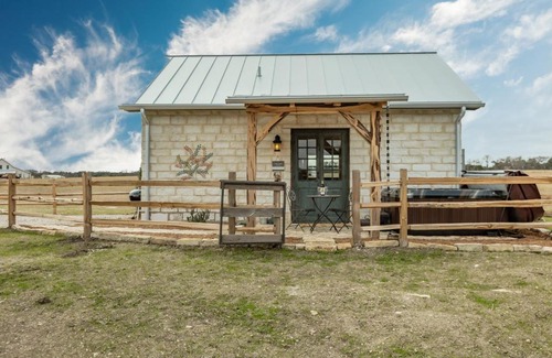 Grapetown House | TimberRose: Guest Rated 10/10 with Hot Tub & Kitchen