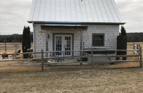 Grapetown House | TimberRose: Guest Rated 10/10 with Hot Tub & Kitchen