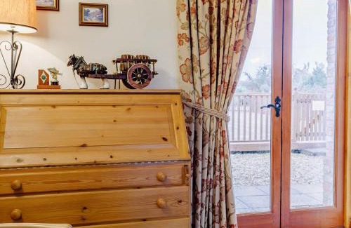 Runcton Holme House | Experience Timbers Barn: Child-Friendly Retreat with Pool