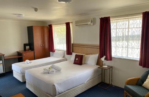 Wauchope Hotel | Oceanfront Timbertown Motel with Pool & Family Amenities