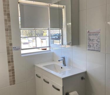 Wauchope Hotel | Oceanfront Timbertown Motel with Pool & Family Amenities