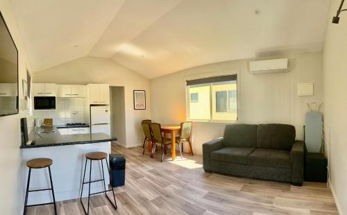 Wauchope Hotel | Oceanfront Timbertown Motel with Pool & Family Amenities