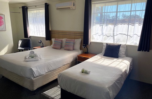 Wauchope Hotel | Family-Friendly Timbertown Motel with Pool & Breakfast