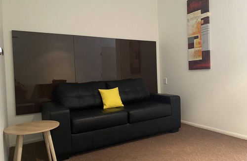 Wauchope Hotel | Family-Friendly Timbertown Motel with Pool & Breakfast