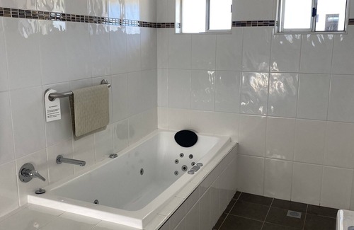 Wauchope Hotel | Family-Friendly Timbertown Motel with Pool & Breakfast