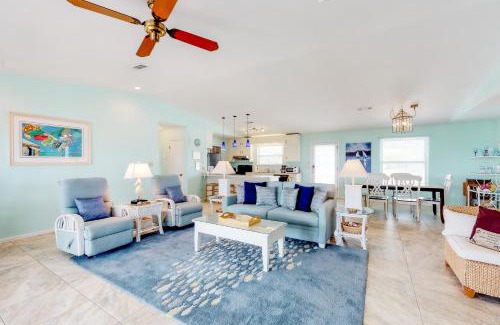 East End House | Time Out: Guest Rated 9/10 with Pool & Pet-Friendly Amenities