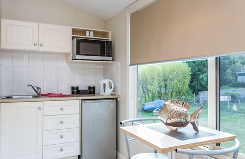 Lorne Cottage | Relax by the Sea: Double Spa Bath & EV Charging Available