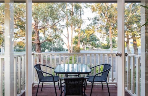 Lorne Cottage | Relax by the Sea: Double Spa Bath & EV Charging Available