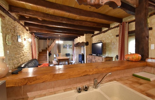 Saint-Leon-sur-Vezere House | Inviting Holiday Home in Saint-Léon-sur with Pool & Ocean View