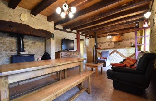 Saint-Leon-sur-Vezere House | Charming Holiday Home with Pool in Saint-Lon-Sur