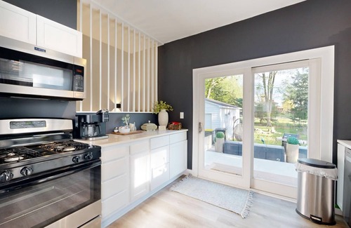 Bloomington House | Modern Home with Lake Views & Spa - Guest Rated 8.6/10