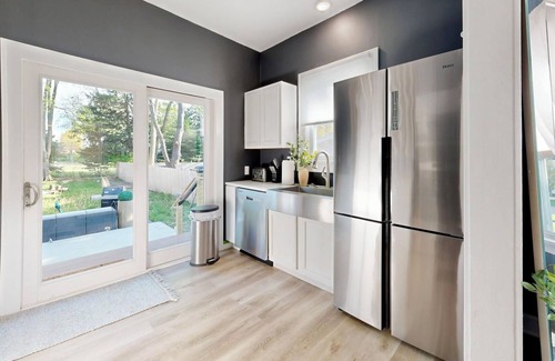 Bloomington House | Modern Home with Lake Views & Spa - Guest Rated 8.6/10