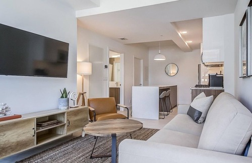 Hillhurst Condo | Modern Condo Retreat in Kensington with Large Patio
