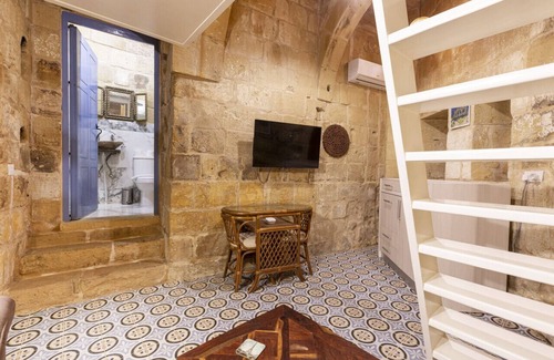 Victoria Apartment | Timeless Elegance: 900-Year-Old Renovated Studio