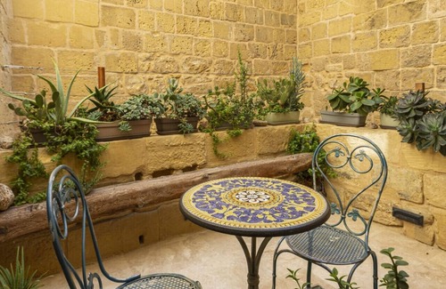 Victoria Apartment | Timeless Elegance: 900-Year-Old Renovated Studio