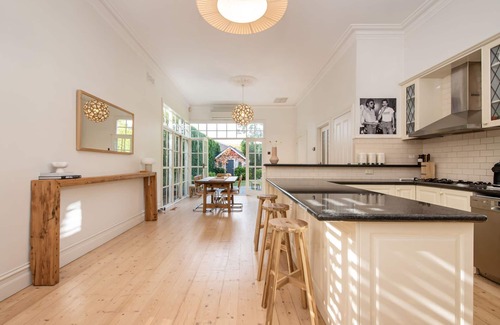 Caulfield East House | Idyllic Retreat at Timeless Gem in Malvern East
