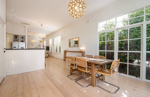 Caulfield East House | Idyllic Retreat at Timeless Gem in Malvern East