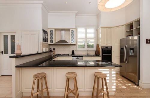 Caulfield East House | Idyllic Retreat at Timeless Gem in Malvern East