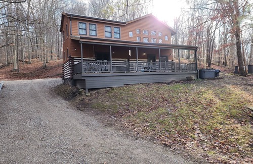 Gnaw Bone Cabin | Discover Timeless Ivory Lodge: Hot Tub & Pet Friendly Near Nashville