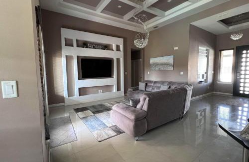 Brownsville House | Unforgettable Stays at Timeless Memories with Pool Access