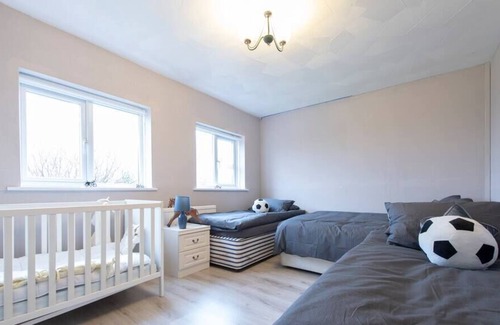Canvey Island House | Timeless Treasure: Traditional House with Pool & Breakfast