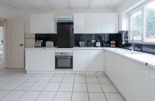Canvey Island House | Timeless Treasure: Traditional House with Pool & Breakfast