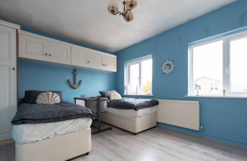Canvey Island House | Timeless Treasure: Traditional House with Pool & Breakfast