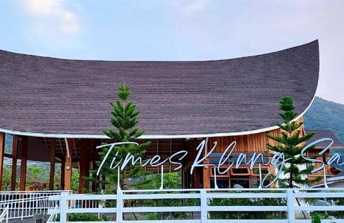 Bo Kluea Resort | Relax at Times Klang Sapan Resort with Family-Friendly Amenities