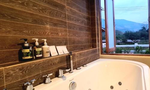 Bo Kluea Resort | Relax at Times Klang Sapan Resort with Family-Friendly Amenities